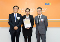 Lily Wan (middle) is glad to receive "The Outstanding Student" award